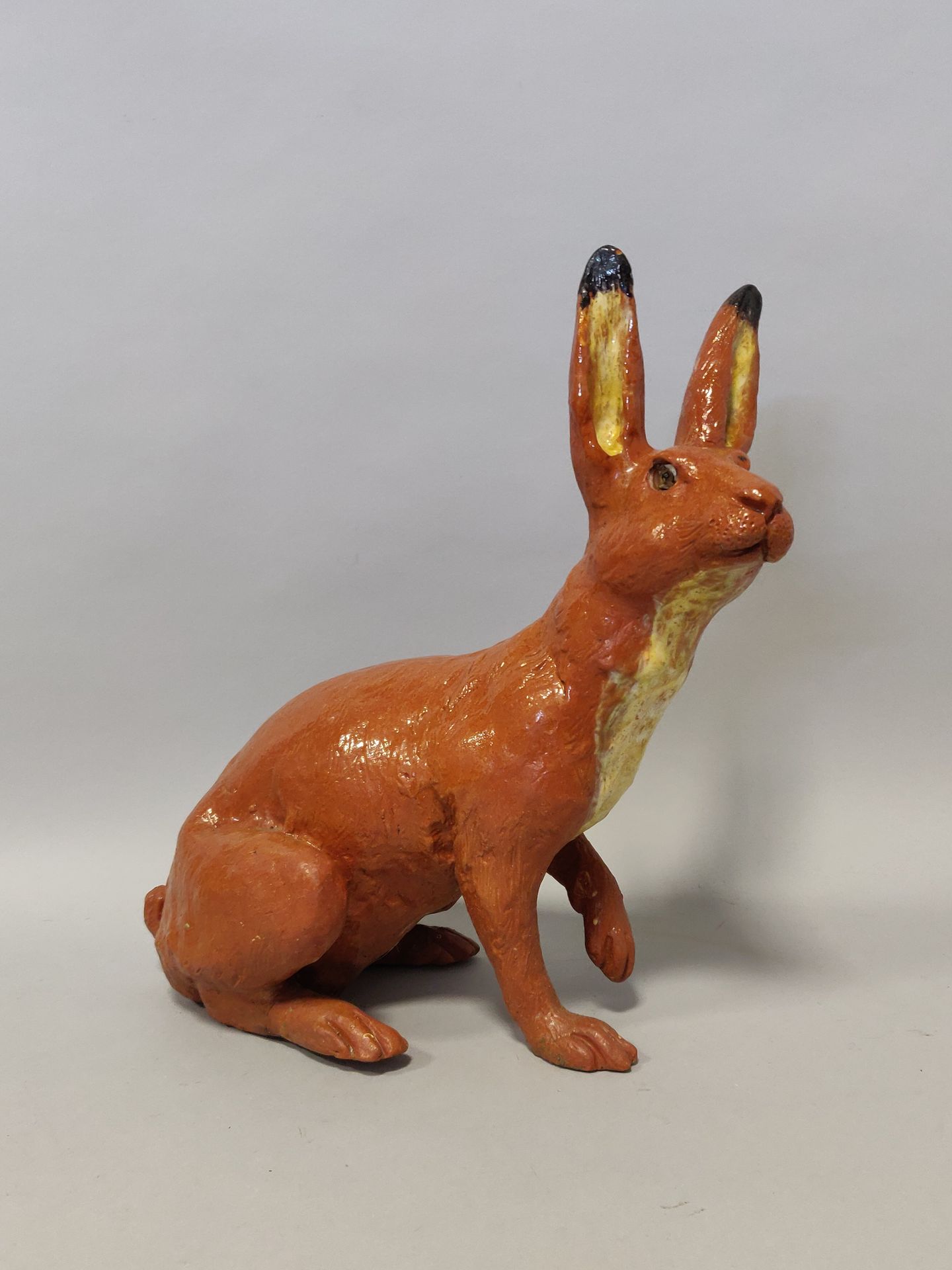 Null BAVENT。多色釉陶器，表现一只野兔。硫磺中的眼睛。那只母羊签了字。高度：36厘米。长度：59厘米。修复，一只眼睛受损。