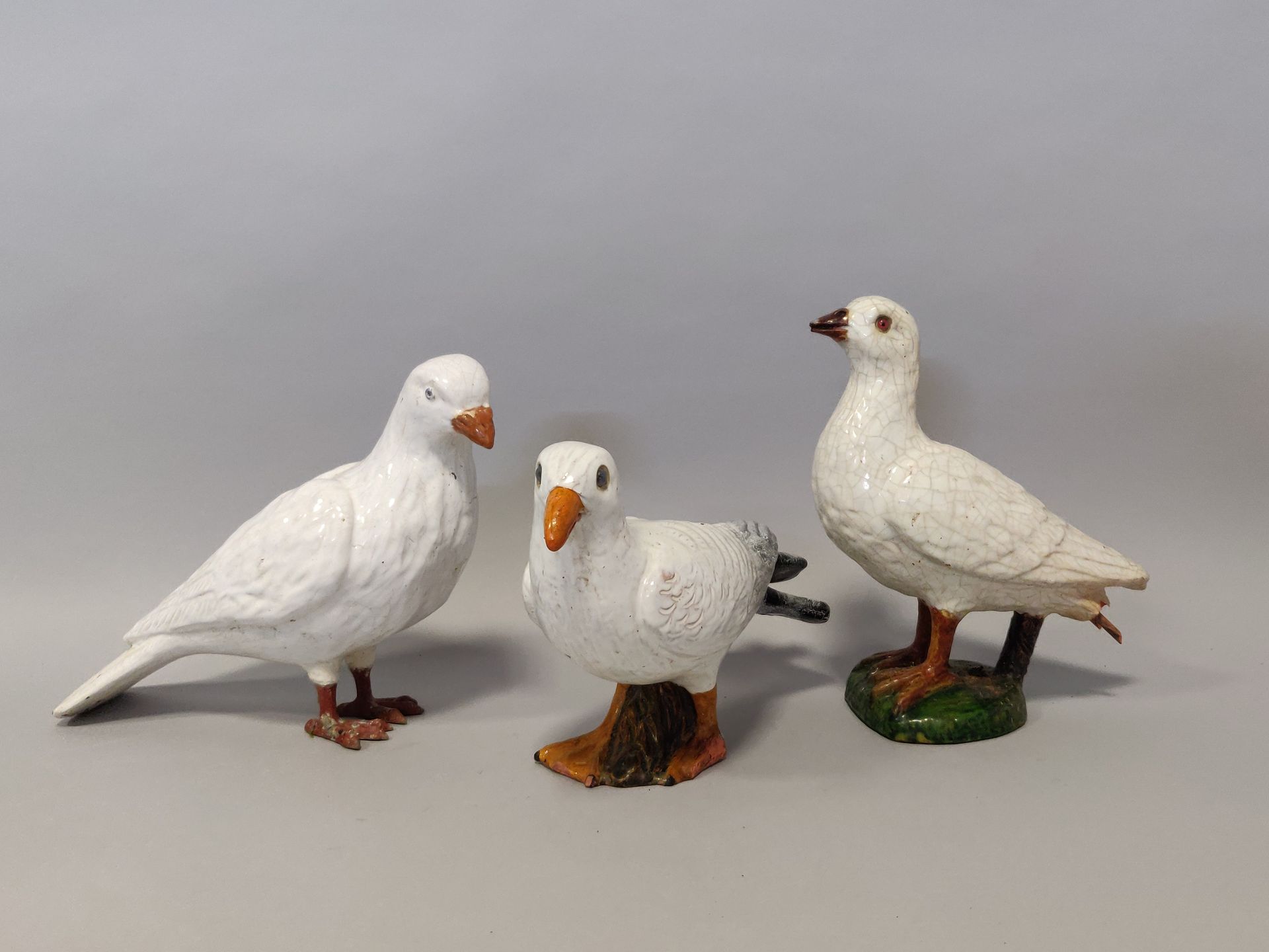 Null BAVENT。代表两只鸽子和一只海鸥的三个釉面陶土主题的会议。高度：24、20和27厘米。在硫磺中的眼睛为两个。小缺口、修复体