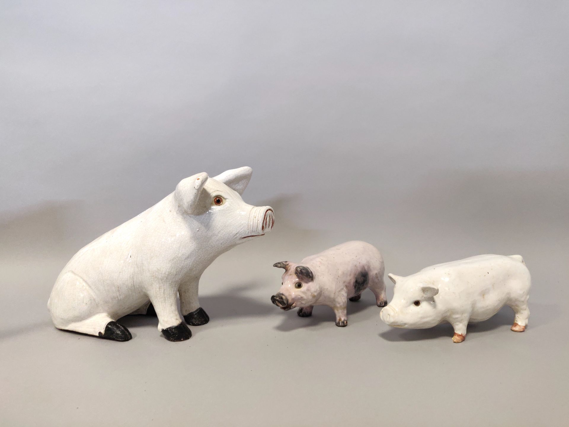Null BAVENT。三个代表猪的釉面陶器主题的会议。高度：24、12和11厘米。硫磺中的眼睛。小缺口、修复体