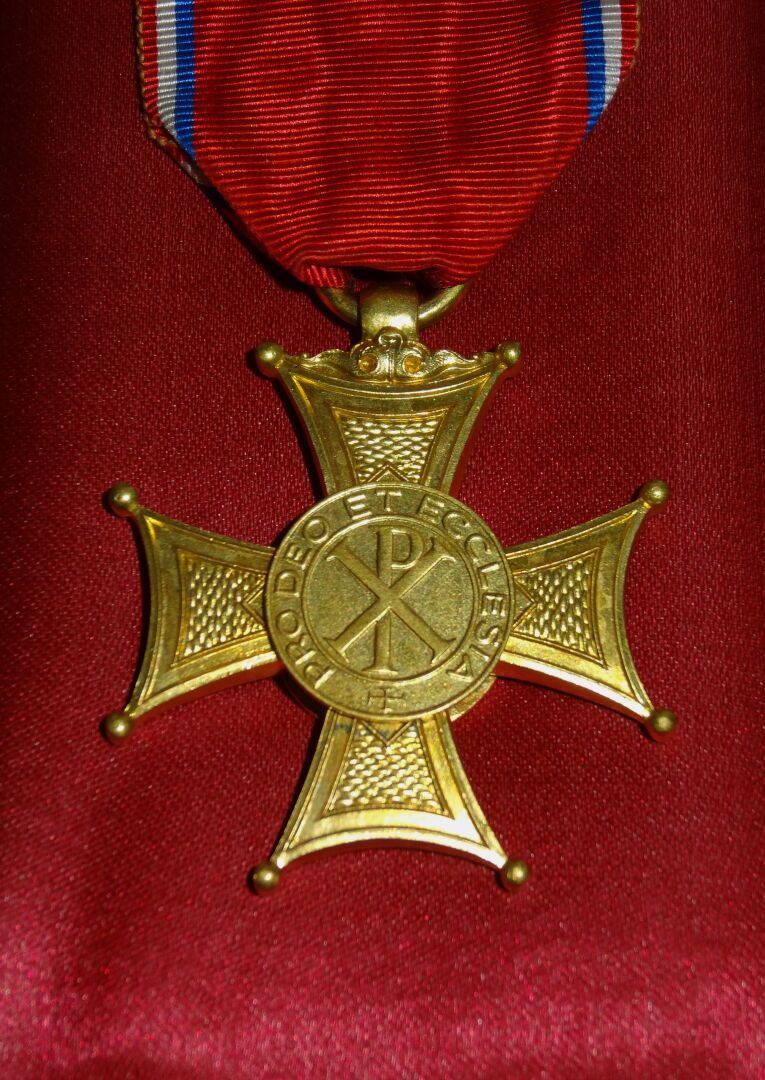 DECORATION en forme de croix en métal doré du diocèse de…