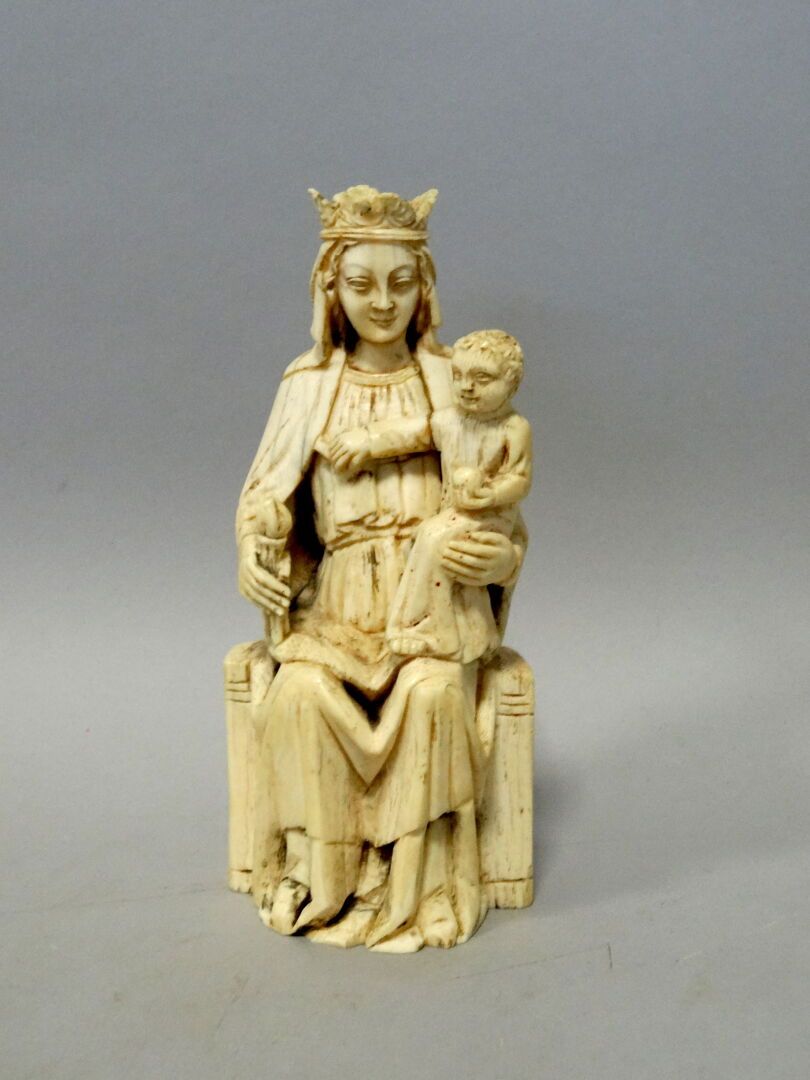 Null VIERGE en Majesté à l'Enfant, groupe en ivoire sculpté en ronde-bosse. Trav&hellip;