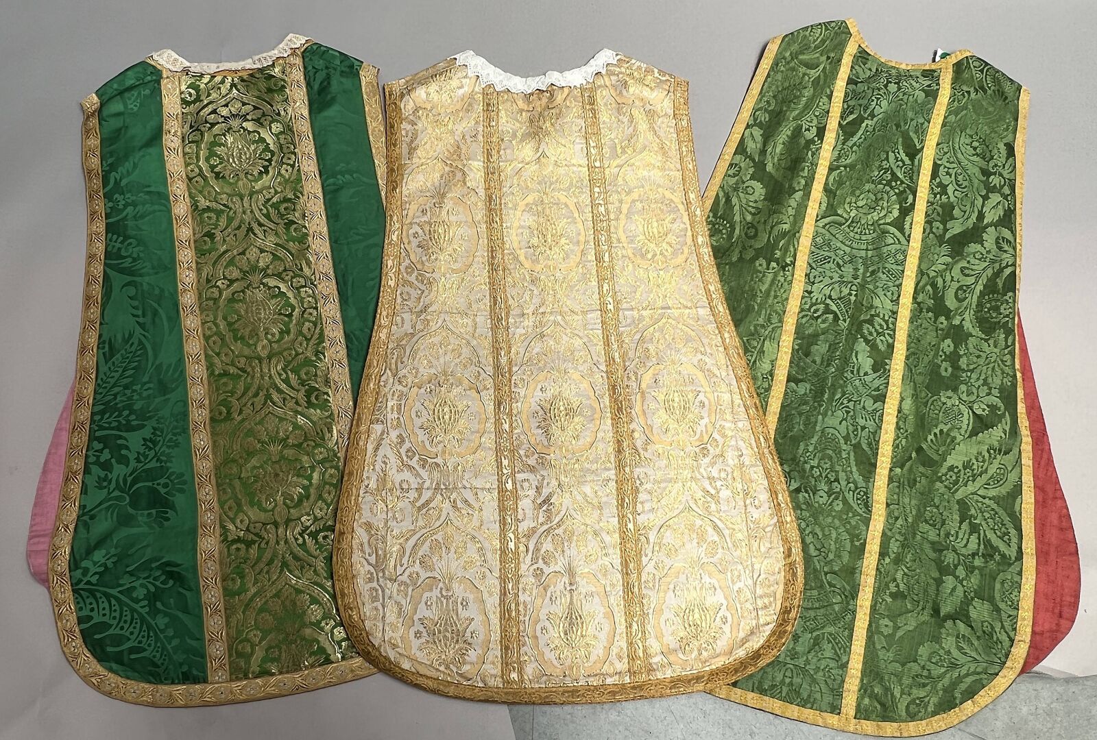 Null Lot de trois CHASUBLES de tissu de soie broché de grenades ou de fleurs. Bo&hellip;