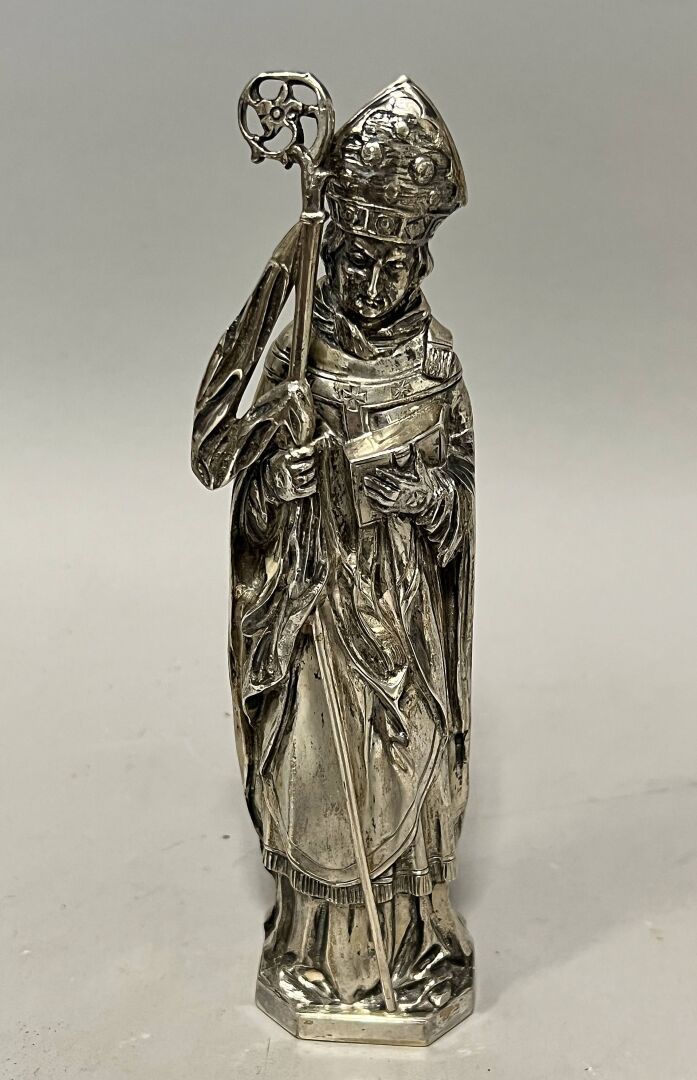 Null Rare STATUETTE de Saint Evêque en argent, représenté debout tenant sa cross&hellip;