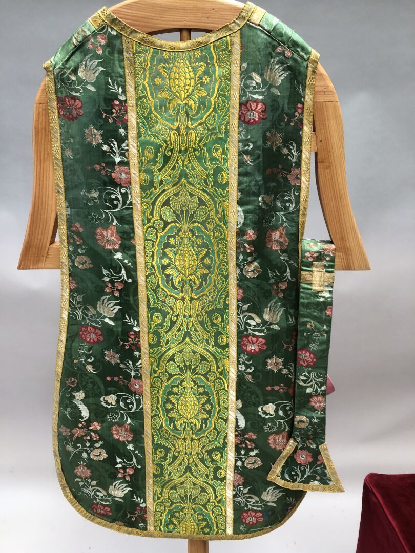 Null CHASUBLE de tissu de soie broché vert et polychrome, l'orfroi à décor de gr&hellip;