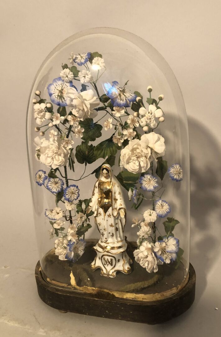Null Vitrine dévotion, Vierge marie en porcelaine sous globe, époque XIXe. H.41c&hellip;