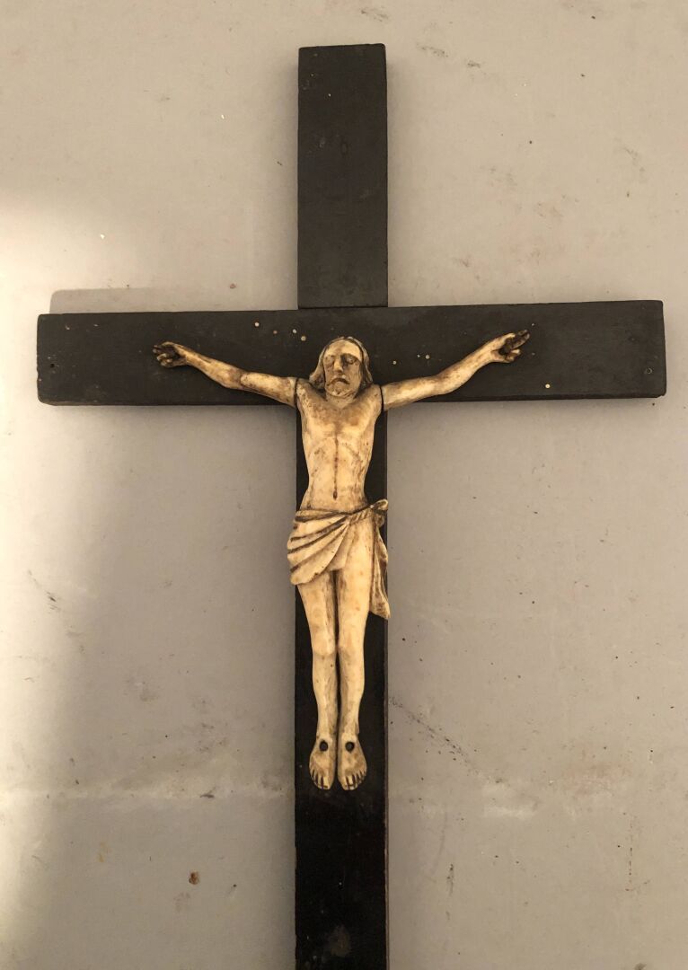 Null Crucifix en ivoire sculpté sur une croix en bois noirci. H.32cm