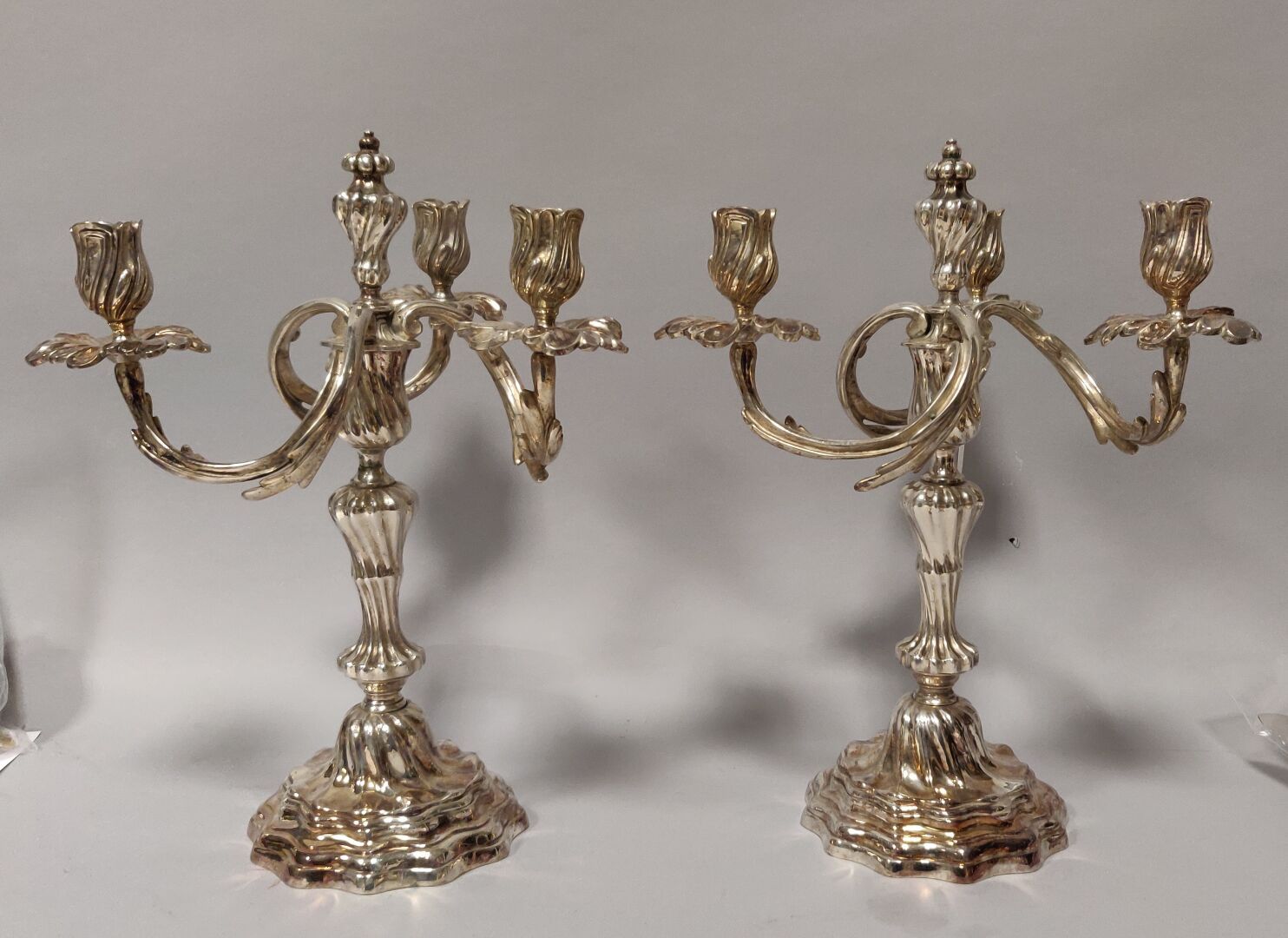 Null Paire de CANDELABRES en bronze argenté de style Louis XV à trois bras de lu&hellip;