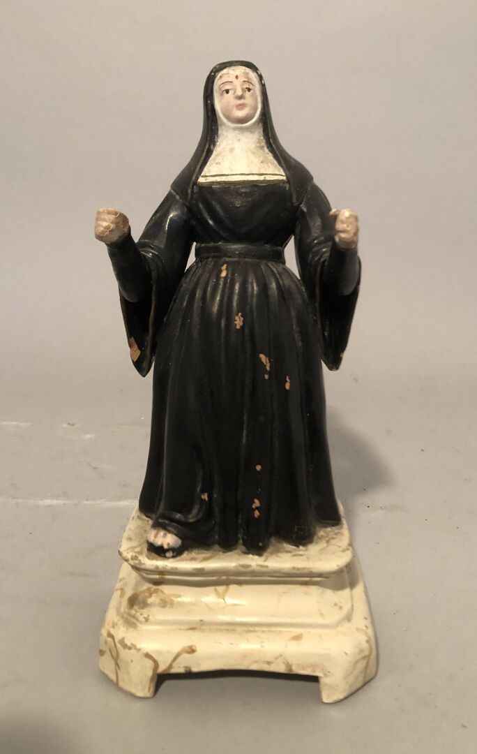 Null Statuette en terre cuite polychrome d'une religieuse. Epoque XIXe. H.23cm