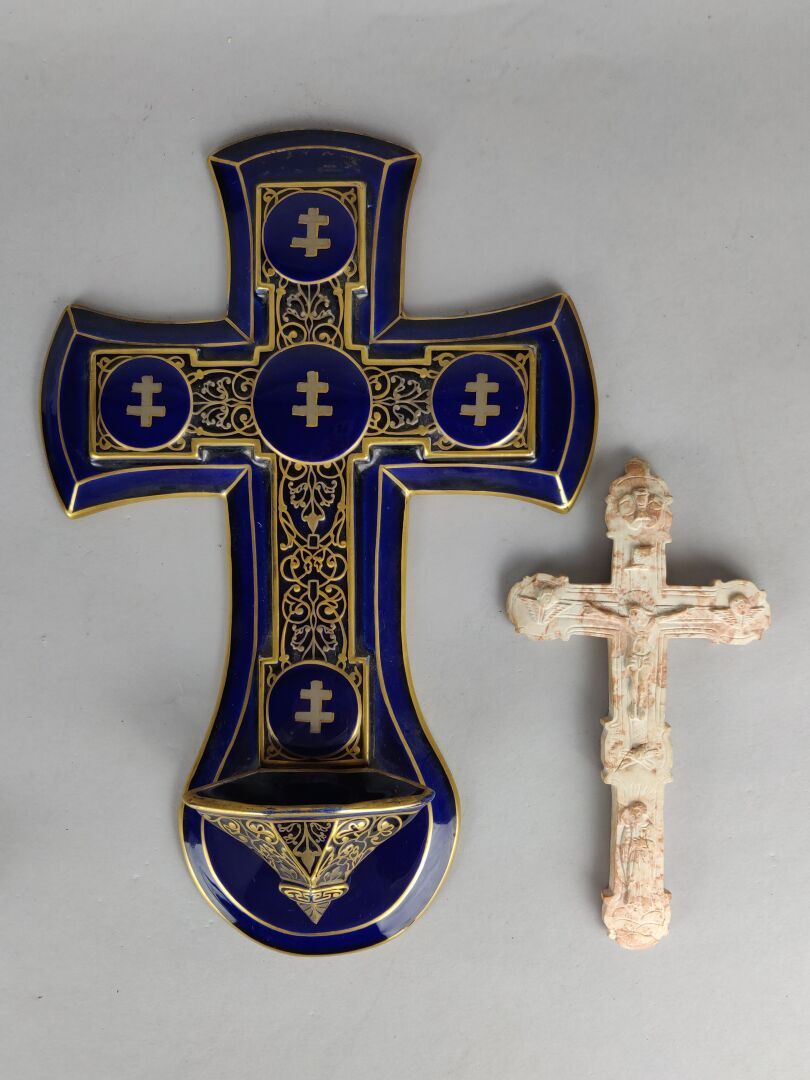 Null Lotto di un BENITIER cruciforme in terracotta Lunéville blu e oro decorato &hellip;