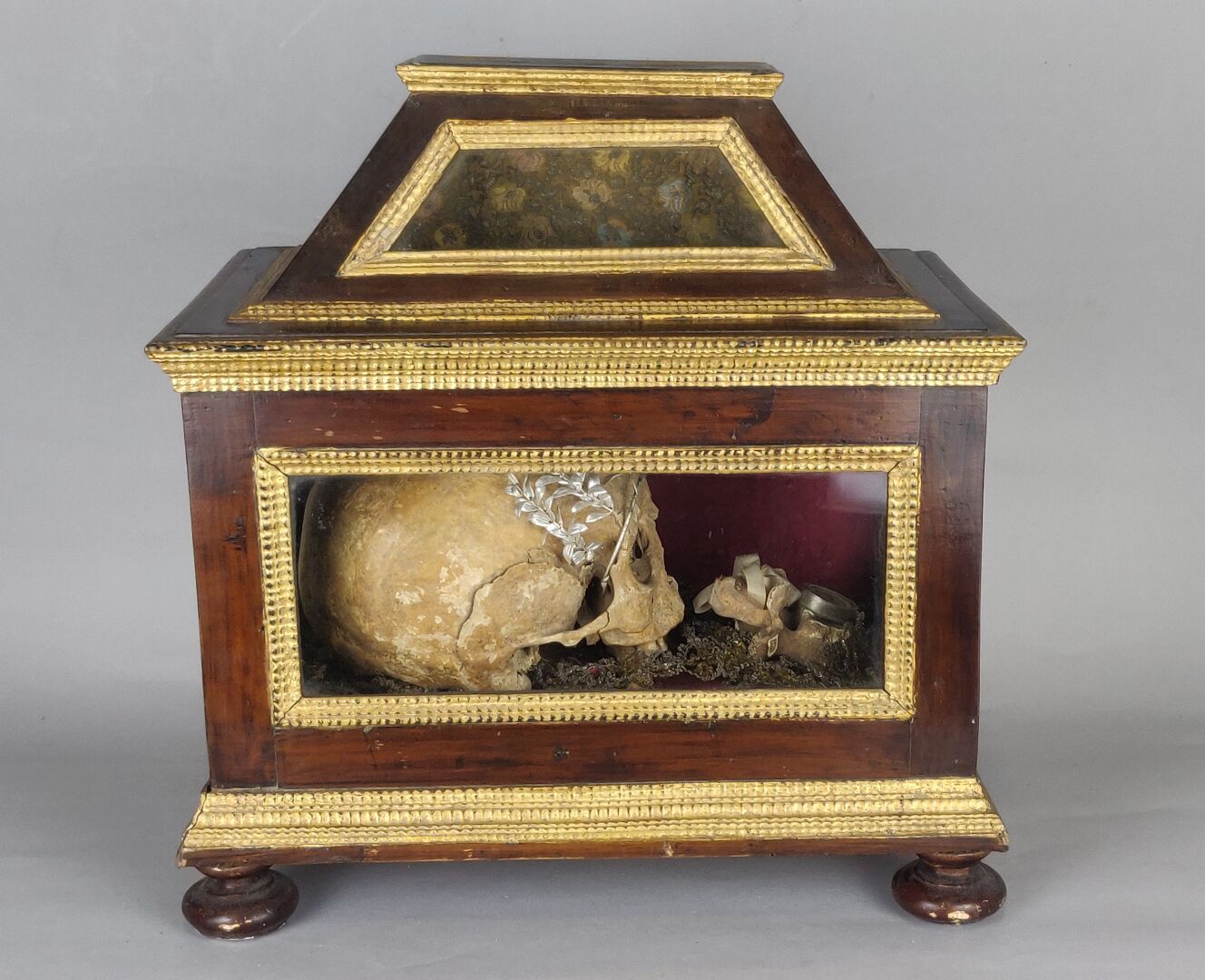 Null CHASSE RELIQUAIRE en bois verni et doré abritant un crâne attribué à S. Mar&hellip;