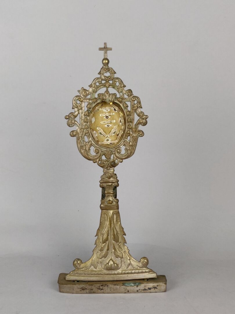 Null MONSTRANCE RELIQUAIRE en métal argenté, le piètement en forme de feuilles d&hellip;