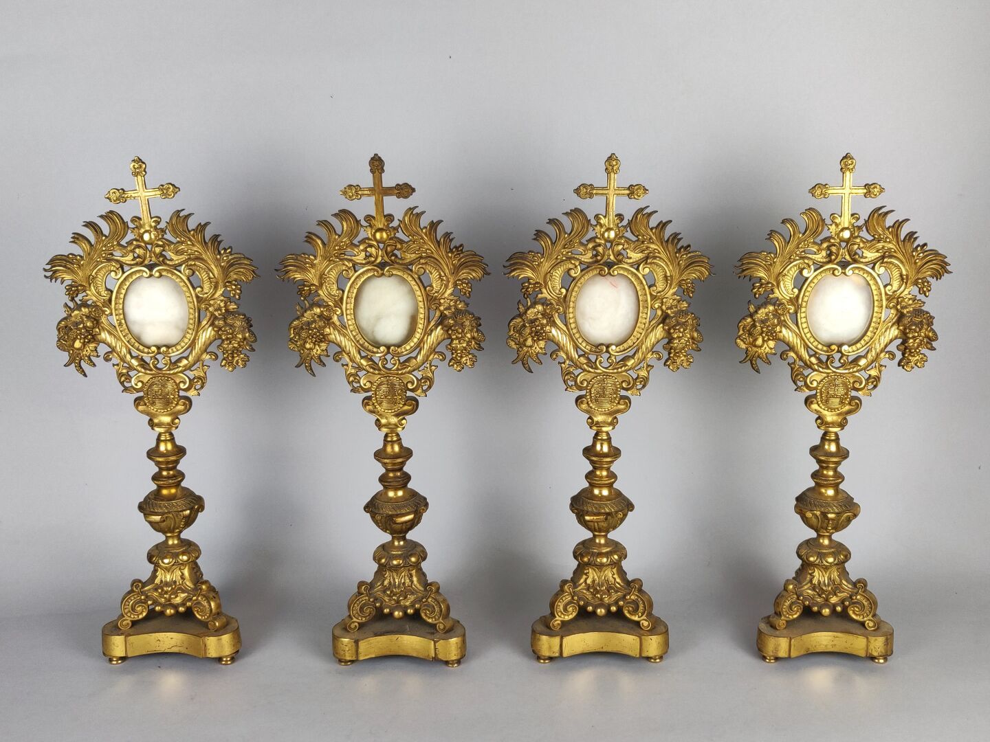 Null Suite de quatre MONSTRANCES RELIQUAIRES en bronze doré d'époque Napoléon II&hellip;