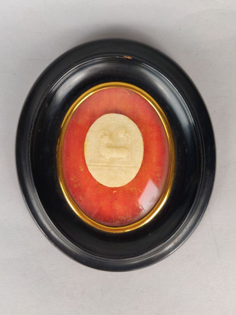Null AGNUS DEI dans un médaillon ovale en bois noirci, 16 x 13,5 cm.