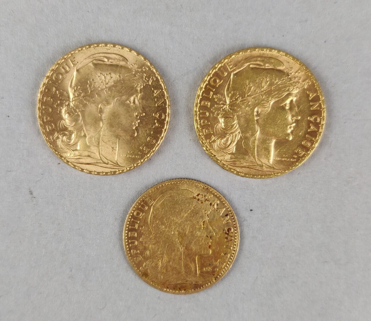 Null 法国。一批3枚金币：1枚10法郎，2枚20法郎，带公鸡。重量：16.13克。