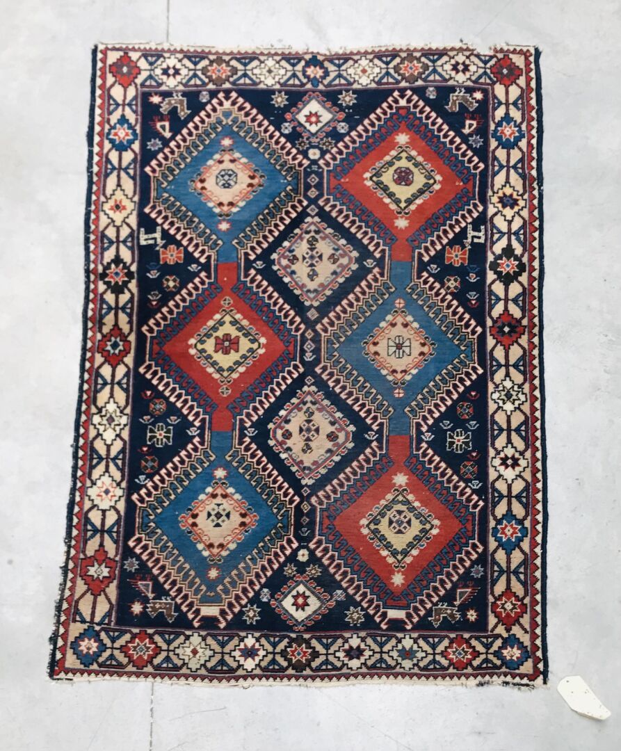 Null 毯子。亚拉梅赫。伊朗。约1975年。尺寸：153 x 107厘米。羊毛基础上的羊毛丝绒。美丽的多色性。状况良好。饰有多色花箱，呈瓦片状。专家：弗兰克-&hellip;