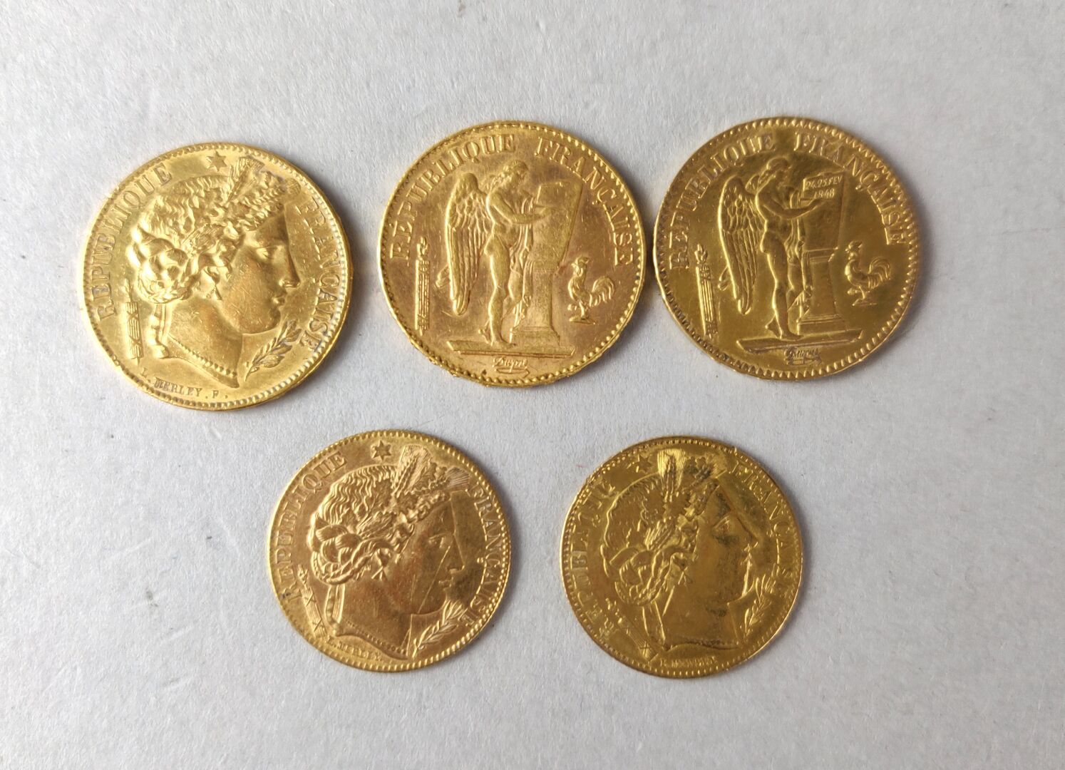 Null 法国。一批法兰西共和国金币，包括2枚10法郎和3枚20法郎。总重量：25.74克。