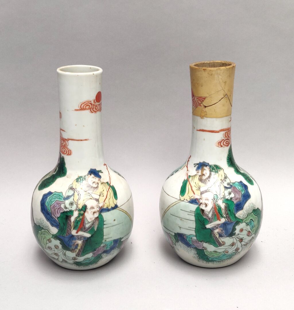 Null Paire de VASES bouteille en porcelaine polychrome à décor de lettrés ( le c&hellip;