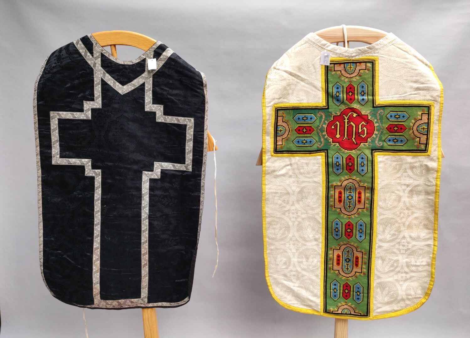 Null Lot of two CHASUBLES, one black silver braids. The other in ivory brocaded &hellip;