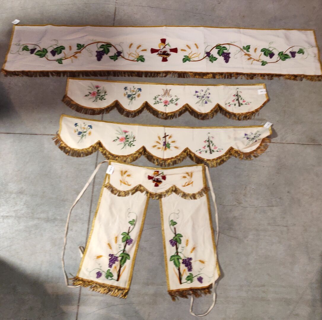 Null 祭坛正面和CONOPEE采用白色丝织品，绣有藤蔓枝条。两个白色丝质织物的小祭坛前台，上面有鲜花装饰。