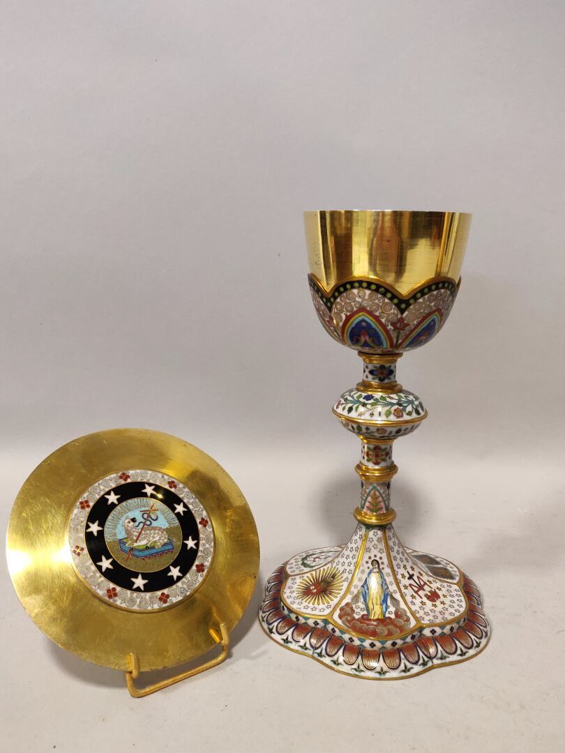 Null Gilded copper chalice richly decorated with cloisonné enamels, the poly-lob&hellip;