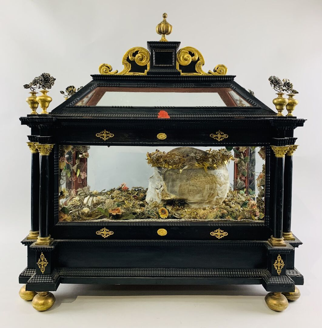 Null Important RELIQUARY HUNT in ebony and gilt bronze trim with architectural d&hellip;