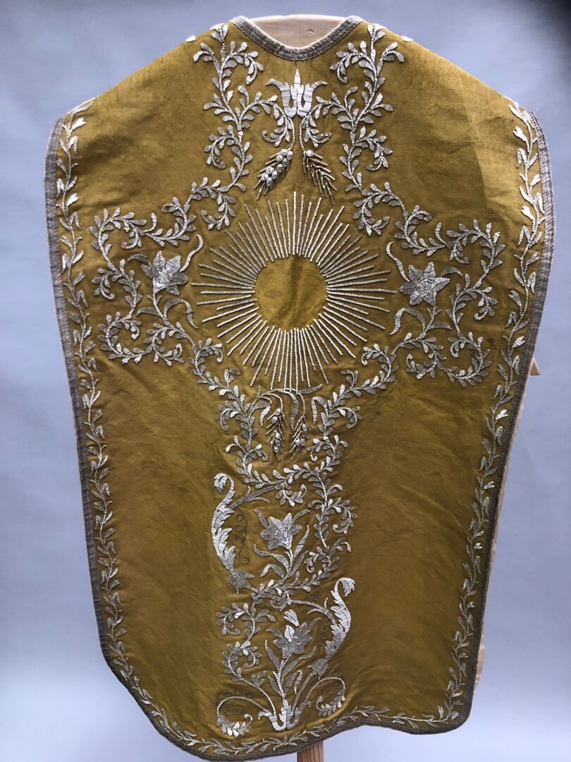 Null 显著的金色锦缎丝绸面料的CHASUBLE，ORFROI上有丰富的交错刺绣和玻璃珠的麦穗。小污点。