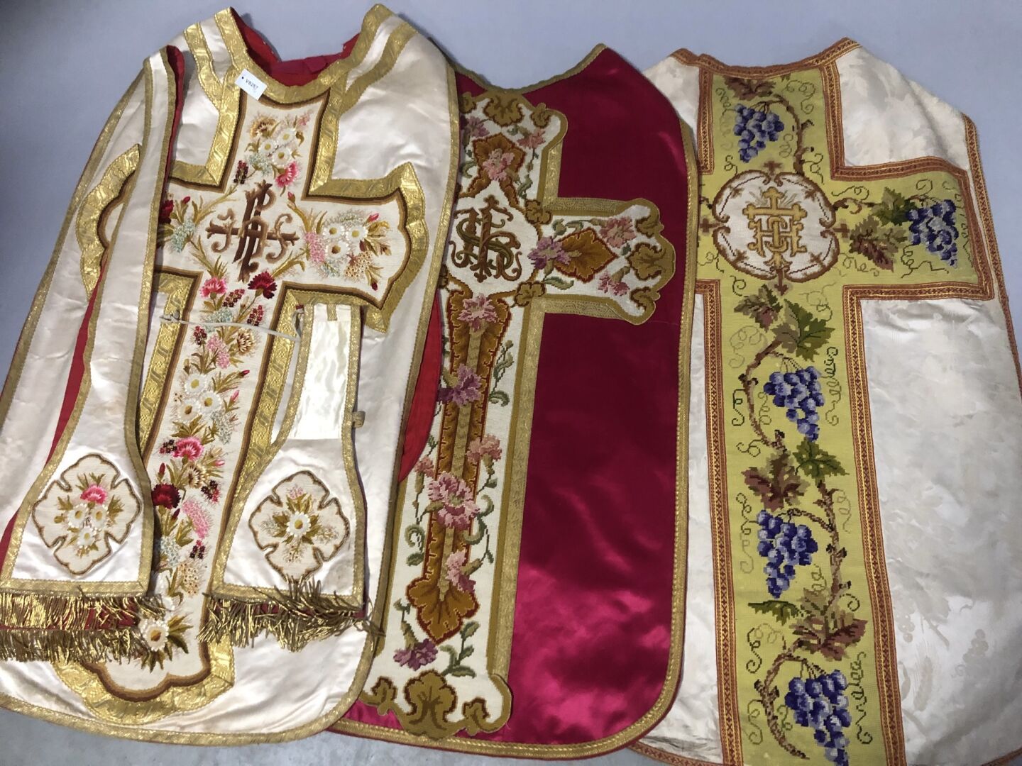 Null Lot of three beautiful CHASUBLES richly embroidered with small points, one &hellip;