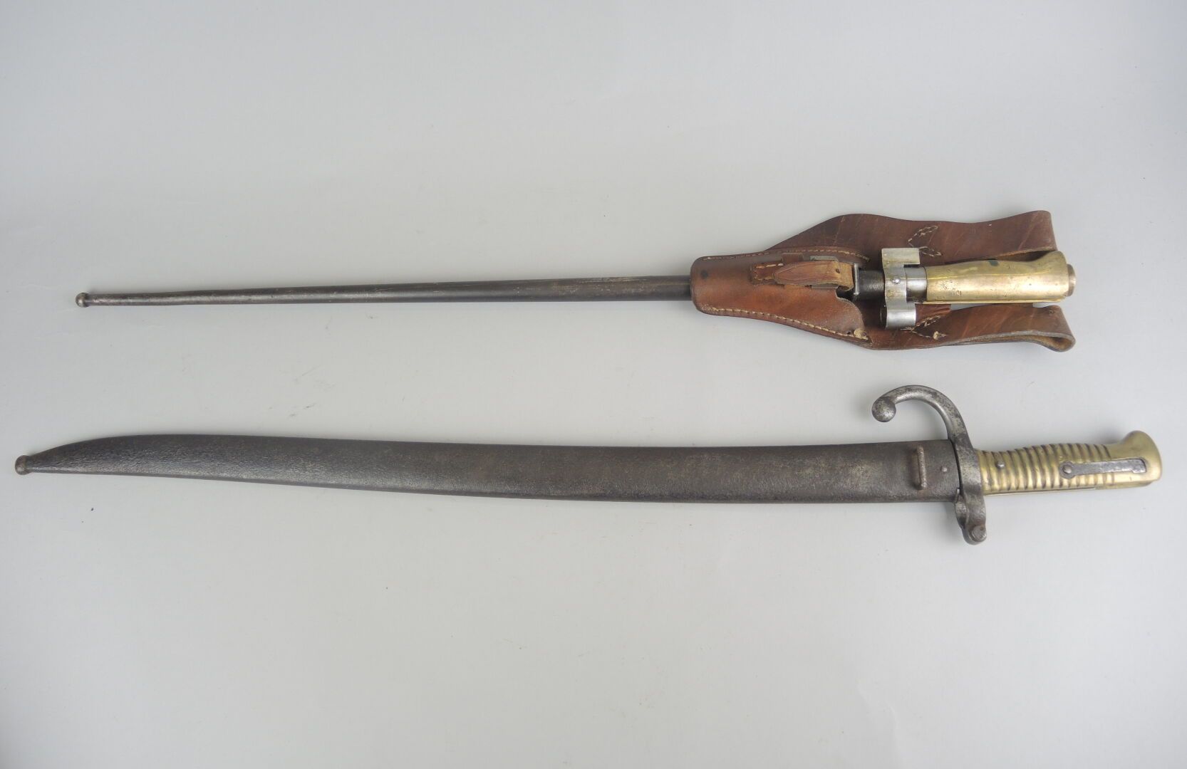 Null Baionette francesi. Una baionetta da chassepot modello 1866, con il retro d&hellip;