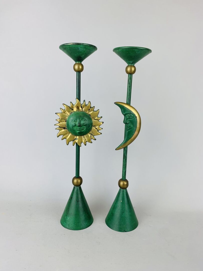 Null 一对 "太阳 "和 "月亮 "烛台，镀金青铜，有绿色铜锈。高度：35厘米。