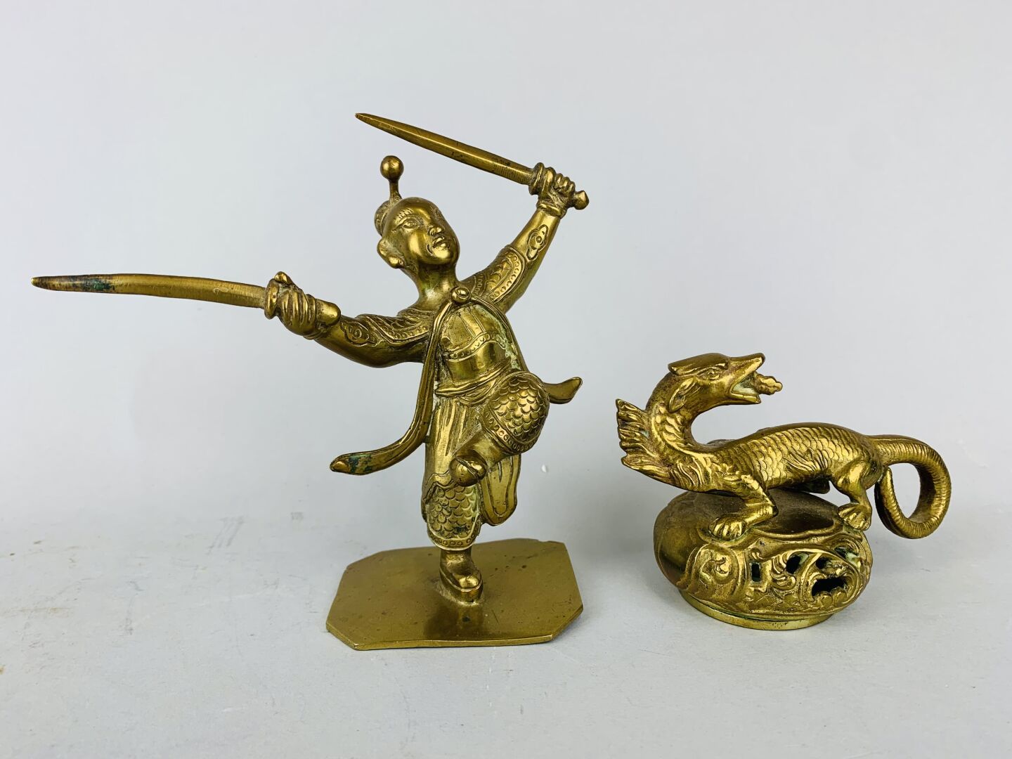 Null 中国。小型青铜火炉与龙（高：7厘米）和青铜勇士雕像。高度：15厘米（剑有点变形）。
