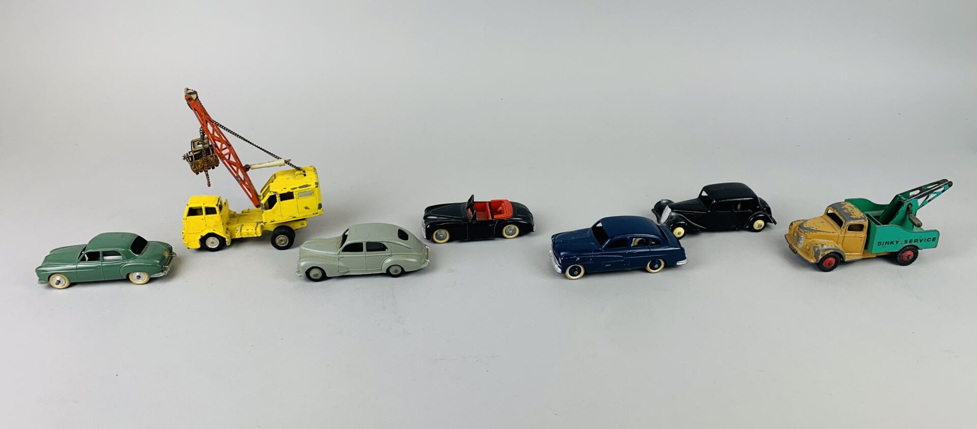 Null DINKY TOYS. Lot de cinq voitures miniatures ( Commer, Ford vedette, Simca, &hellip;