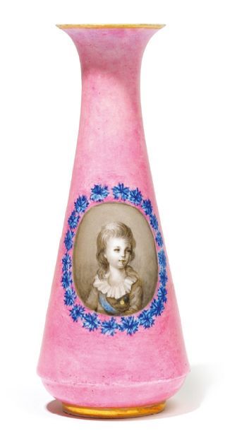Null VASE SOLIFLORE en porcelaine à fond rose centré d'un profil de
Louis XVII d&hellip;