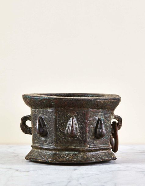 Null 八角形铜臼，刻有装饰，有两个托，一个带环。
伊朗东部，呼罗珊，12世纪末/13世纪初
高度：12厘米
(修复体，缺一圈)