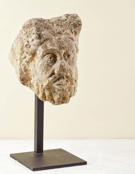 Null Modillon en pierre sculptée représentant une tête d'homme barbu.
Visage aux&hellip;