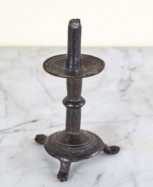 Null Pique-cierge en bronze. Tige avec noeud médian aplati, base circulaire moul&hellip;
