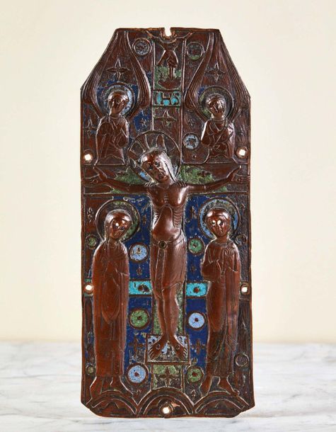 Null 装订板为铜质，重涂，雕刻和珐琅，有细微的镀金痕迹，表现圣母和圣约翰之间十字架上的基督，上面有两个竖起翅膀的天使半身像，用蓝色、浅蓝色、绿色、绿松石和红&hellip;