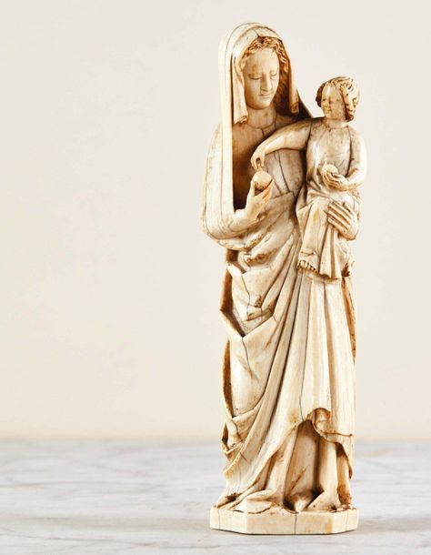 Null 象牙雕刻的圣母与童子，有罕见的多色遗迹。玛利亚微微臀部站立，左臂抱着孩子，给他送上一个水果；她的脸是椭圆形的，几乎闭上的眼睛被微微波浪形的头发和短面纱&hellip;