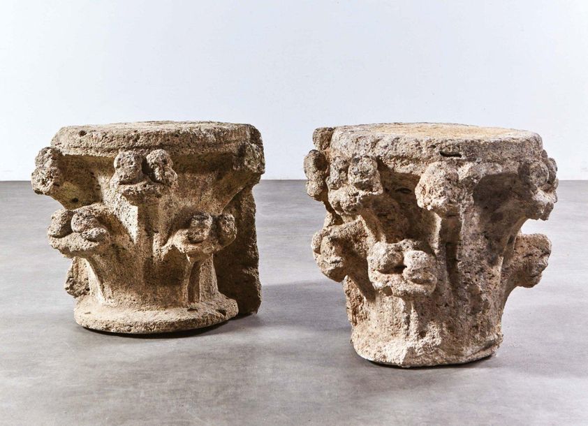 Null Paire de chapiteaux d'applique en pierre calcaire sculptée à décor de croch&hellip;
