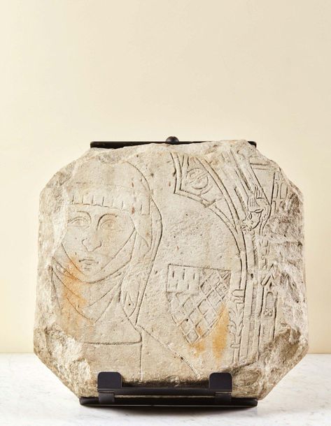 Null Fragment de pierre tombale en pierre calcaire à décor gravé d'un buste de f&hellip;