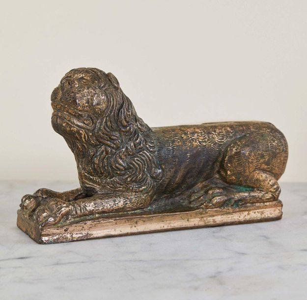 Null Lion en bronze ciselé, gravé et doré, pied vraisemblablement d'un reliquair&hellip;