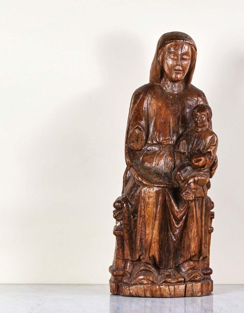 Null Vierge à l'Enfant en bois sculpté, dos creusé. Assise sur un banc trône, le&hellip;
