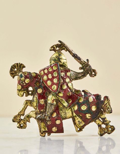 Null 铜质装饰盘，雕刻，珐琅和镀金，表现一个骑马的骑士，红色珐琅。在马术封印的形象中，戴着头盔的骑士骑在飞奔的坐骑上，右手挥舞着一把剑，另一只手拿着盾牌状的&hellip;