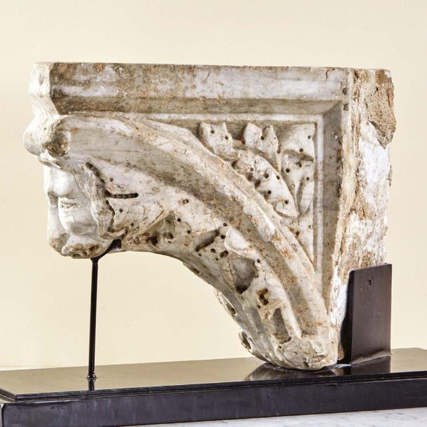 Null Console en marbre sculpté en forme d'arc à décor d'une feuille d'acanthe ne&hellip;