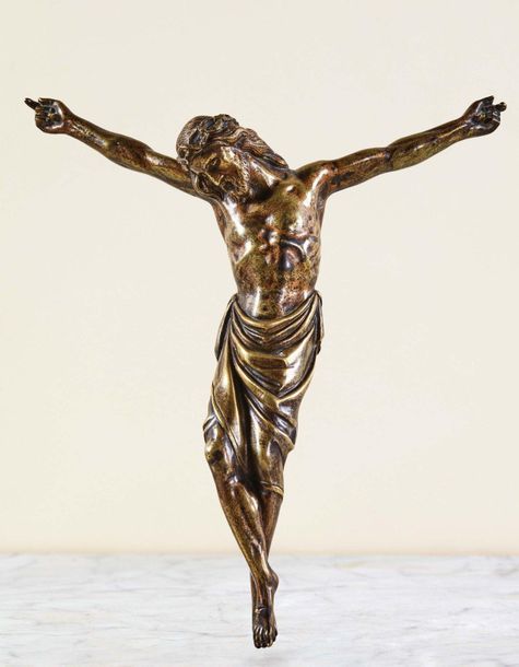 Null Cristo morto en bronze doré, fonte creuse. Tête ceinte d'une couronne entre&hellip;