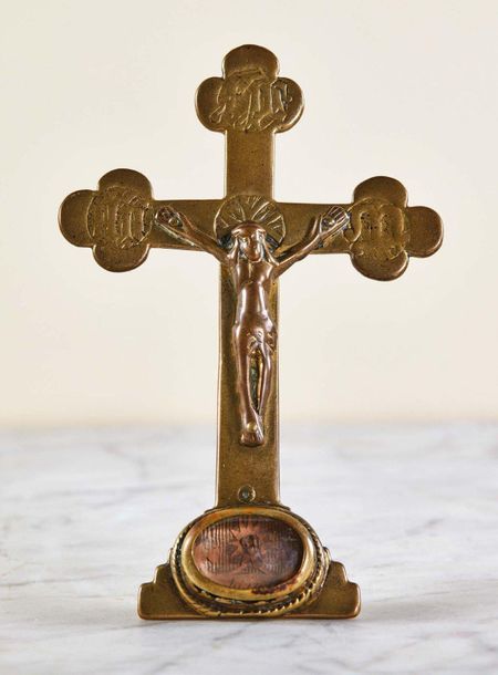 Null 和平之吻十字架，黄铜和铜质雕刻和镀金。三叶枝的末端有哥特式的字母，左边是基督的一字形，右边是玛利亚的米字；基督的双脚在内部旋转中叠加；椭圆形的凸圆形底&hellip;