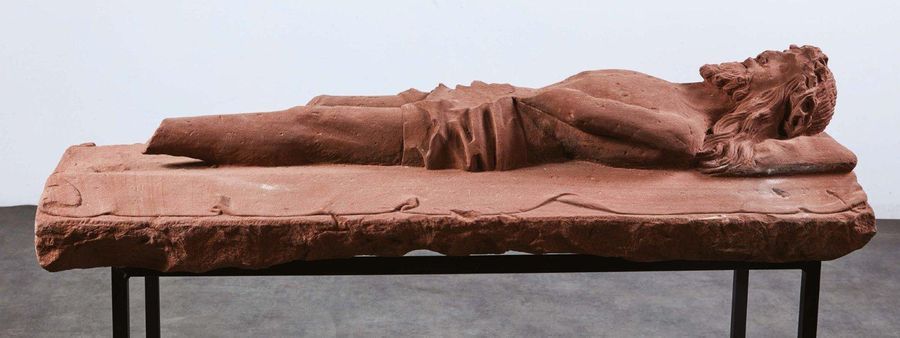 Null Christ gisant en grès rose sculpté en fort relief. Il est allongé sur le li&hellip;