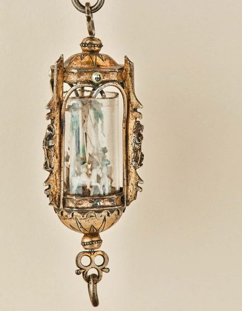 Null Pendentif reliquaire en forme de lanterne avec monture en argent ciselé, gr&hellip;