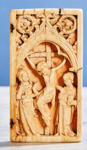 Null 直象牙双联百叶窗，深雕在弧形画下代表耶稣受难的图案。十字架上的基督被圣母和拿着书的圣约翰围绕着；四叶形的壁饰。
巴黎，14世纪上半叶 高度：9.8厘米&hellip;