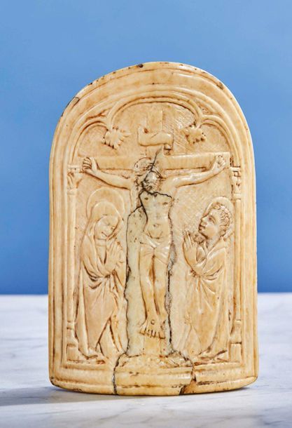 Null 象牙雕刻的大型"和平之吻"在方形背景上呈弧形，代表着耶稣受难。
荷兰南部或莱茵国家，约1500年
高：13.7厘米
宽：9厘米
毛重：144克（破损，&hellip;