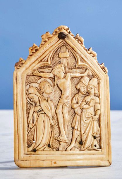 Null Baiser de Paix en ivoire sculpté en forme de gable représentant la Crucifix&hellip;